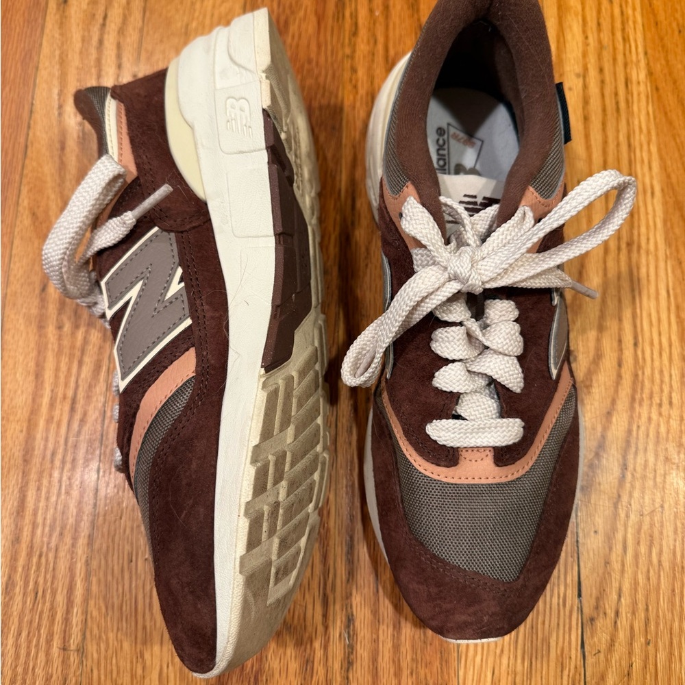 New Balance Women's 997R Sneakers in brown/beige/pink - Picture 4 of 6